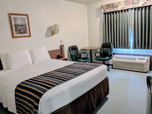 Quarto casal sênior de uso individual | Escrivaninha, espaço de trabalho para notebook, Wi-Fi de cortesia