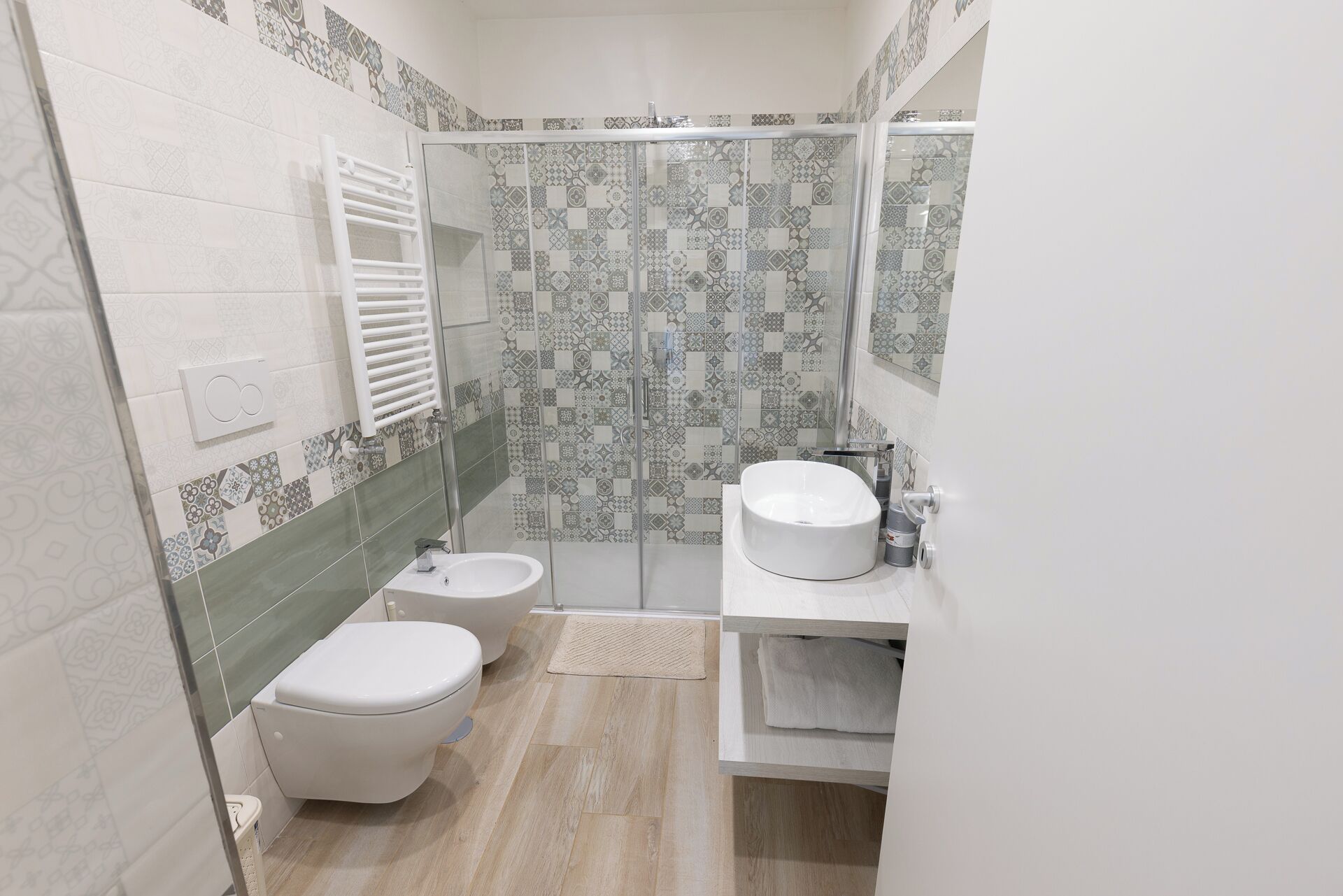 Bruser, hårtørrer, bidet, håndklæder