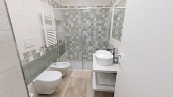 Bruser, hårtørrer, bidet, håndklæder