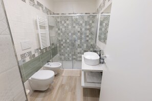 Dusche, Haartrockner, Bidet, Handtücher