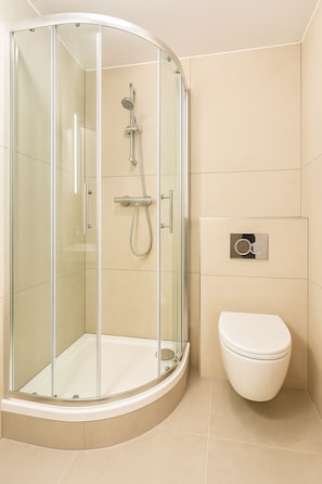 Ducha, secador de pelo, toallas, jabón