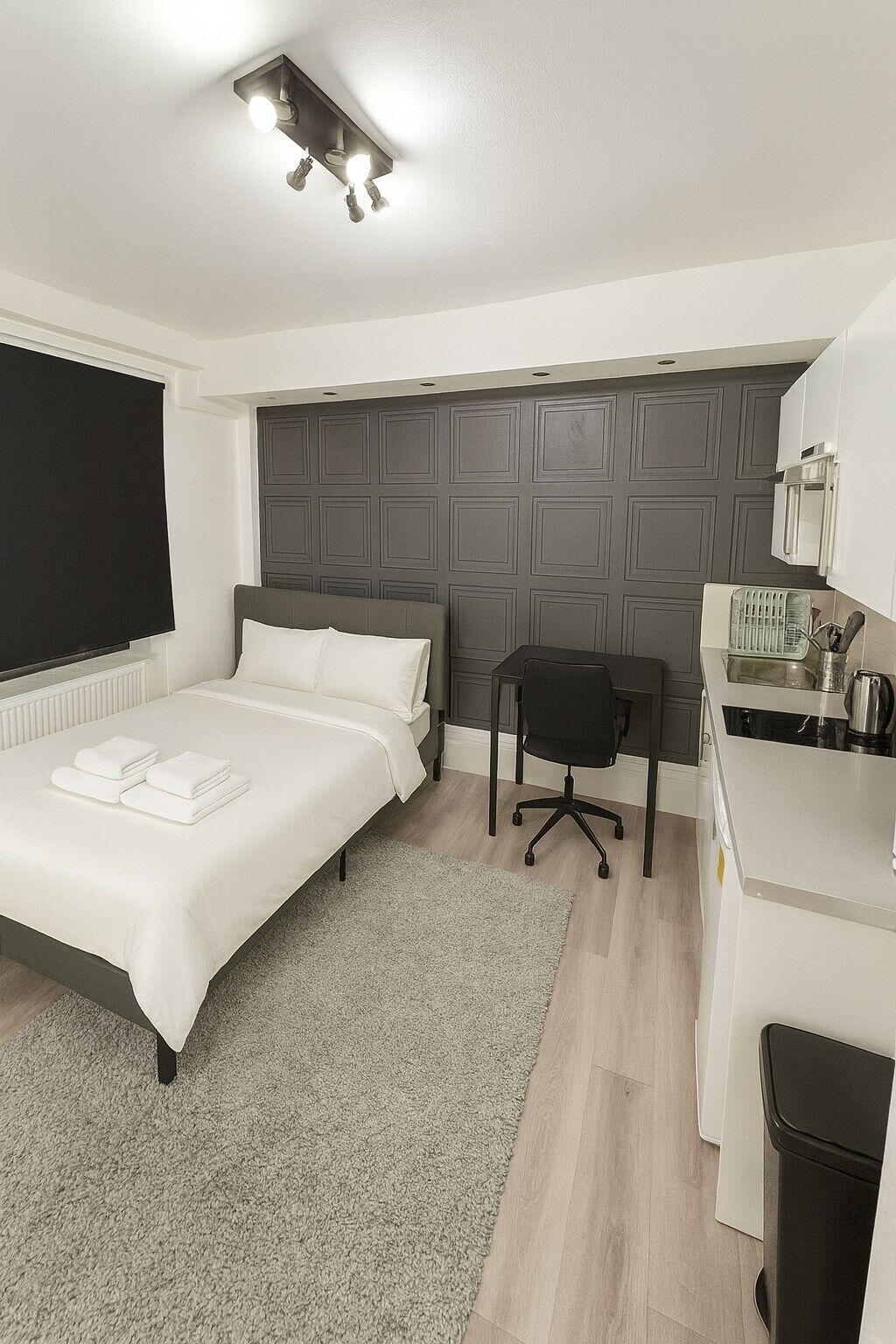 1 soverom, skrivebord, strykejern/-brett og reiseseng for barn