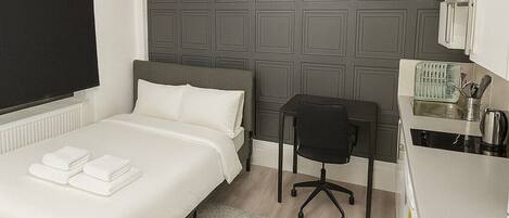 1 soverom, skrivebord, strykejern/-brett og reiseseng for barn