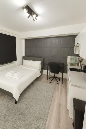 1 bedroom, iron/ironing board, internet, bed sheets - London Studio | Wifi | Pets Ok | Self CheckIn (Greater London)