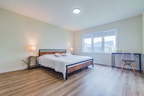 4 slaapkamers, een strijkplank/strijkijzer, gratis wifi, beddengoed