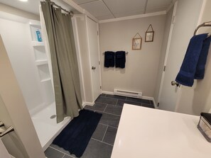 Dusche, Haartrockner, Handtücher, Seife