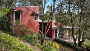 A red house with a covered patio and a garden. - Wombat Wallows - Kangaroo Valley (Kangaroo Valley)