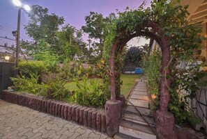 Property grounds - 4 BHK Garden Villa w Pool & Lawn in Lonavla (Maharashtra)