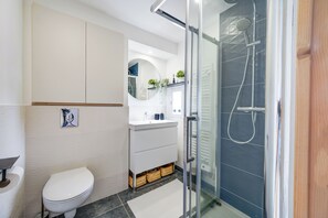 Dusche, Handtücher, Toilettenpapier