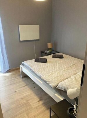 1 dormitori, planxa i posts de planxar, Internet i roba de llit 