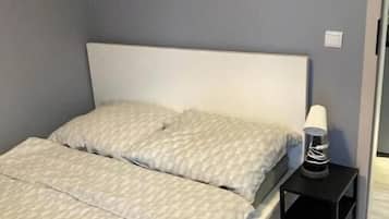 1 slaapkamer, een strijkplank/strijkijzer, internet, beddengoed