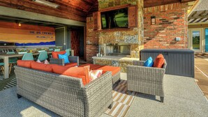 Une terrasse extérieure avec des meubles en osier, une cheminée en pierre et une enseigne indiquant : « The Big Friendly Oklahoma City, OK ».