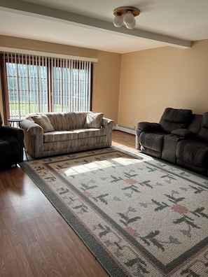 TV, fireplace - Short walk to BethelWoods (Swan Lake)