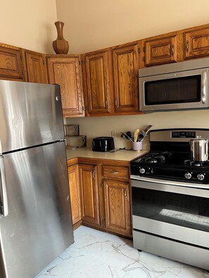 Microwave, oven, stovetop, dishwasher - Short walk to BethelWoods (Swan Lake)
