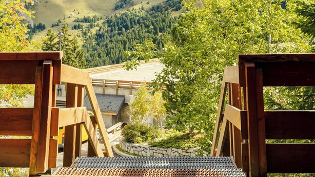 A mountain landscape with a wooden structure in the foreground. - Cimes 2 #21 - 6 guests - Ski in - Ski out (Les Allues)