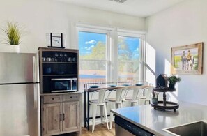 Microondas, horno, placa de cocina, lavavajillas