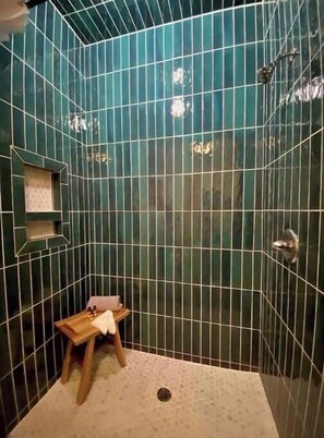 Douche, sĂšche-cheveux, serviettes fournies, savon