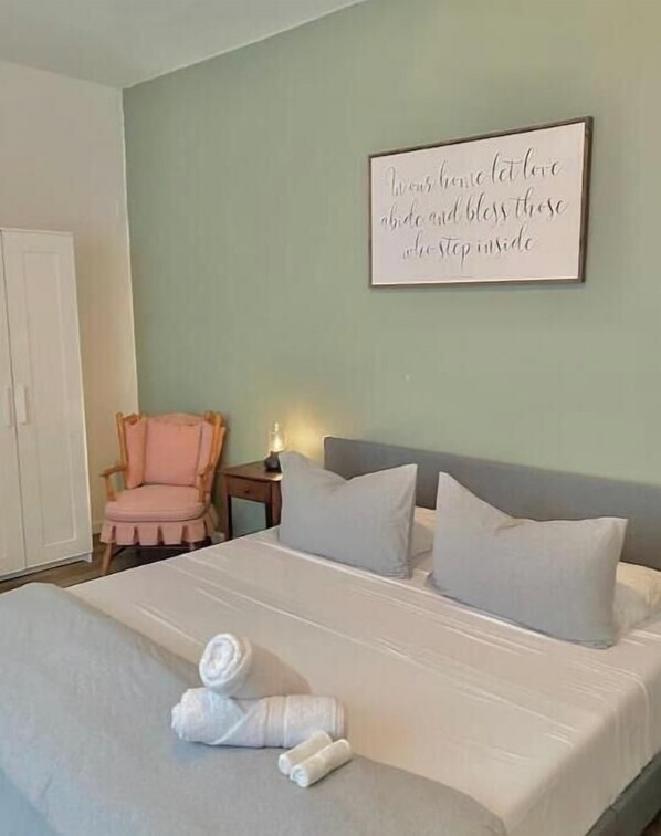 3 bedrooms, desk, iron/ironing board, WiFi