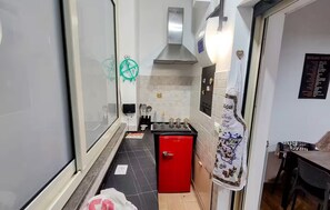 Réfrigérateur, micro-ondes, plaque de cuisson, cafetière/bouilloire