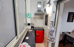 Réfrigérateur, micro-ondes, plaque de cuisson, cafetière/bouilloire