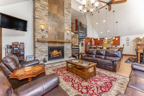 Televisión, chimenea y libros 