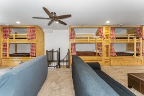 5 habitaciones, tabla de planchar con plancha, wifi y ropa de cama 