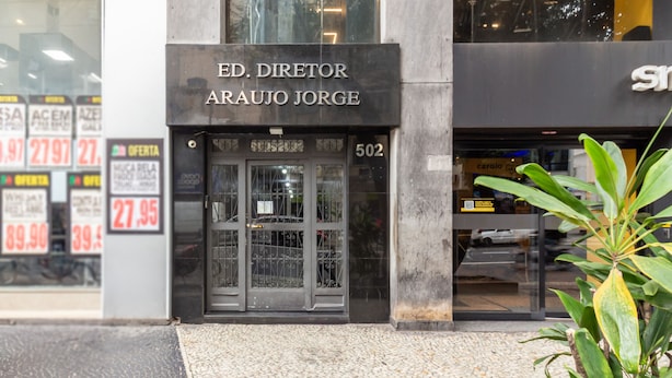 The entrance of a building with a sign reading "ED. DIRETOR ARAUJO JORGE" and the number "502". - Cozy 6 Minutes From Copacabana Beach Br710 (Rio de Janeiro)