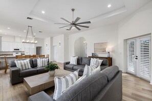 TV - 1 OF THE CLOSEST NAPLES PARK HOMES 2 THE BEACH/RENOVATED/5BR/POOL/BIKES/GAMEROOM (Naples)