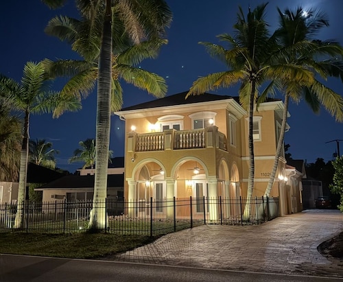 1 OF THE CLOSEST NAPLES PARK HOMES 2 THE BEACH/RENOVATED/5BR/POOL/BIKES/GAMEROOM