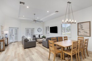 TV - 1 OF THE CLOSEST NAPLES PARK HOMES 2 THE BEACH/RENOVATED/5BR/POOL/BIKES/GAMEROOM (Naples)