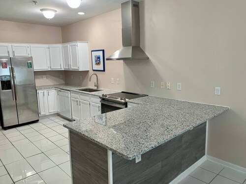 SUN & FUN SPACIOUS 7 BEDROOM TOWNHOME GREAT LOCATION!