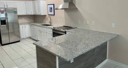 SUN & FUN SPACIOUS 7 BEDROOM TOWNHOME GREAT LOCATION!