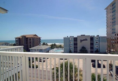 SUN & FUN SPACIOUS 7 BEDROOM TOWNHOME GREAT LOCATION!