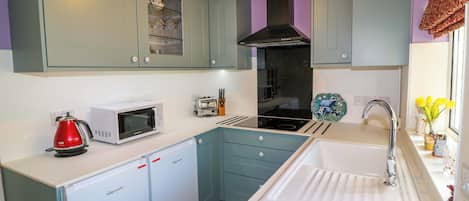 Batterie de cuisine, vaisselle et ustensiles