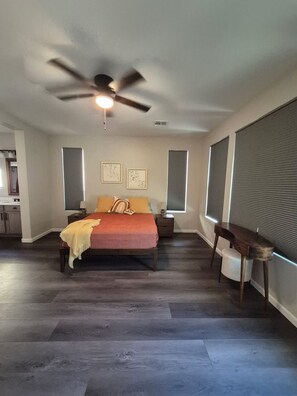 2 chambres, fer et planche à repasser, Wi-Fi, draps fournis