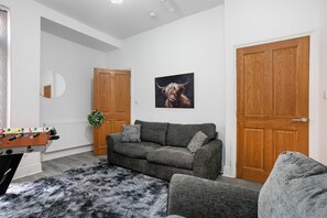 TV - Spacious Modern 5 Bedroom Home Getaway Near City Center-Sleeps 10+ (Leicester)