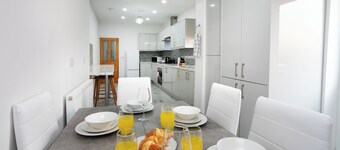 Spacious Modern 5 Bedroom Home Getaway Near City Center-Sleeps 10+