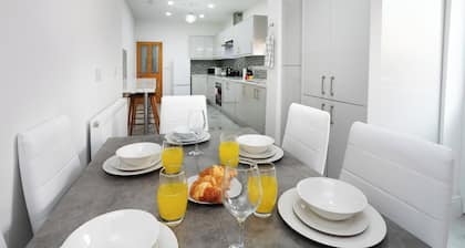 Spacious Modern 5 Bedroom Home Getaway Near City Center-Sleeps 10+