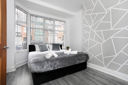 Spacious Modern 5 Bedroom Home Getaway Near City Center-Sleeps 10+