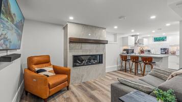 Een televisie en een open haard