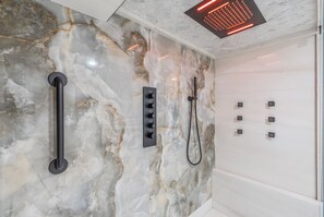Dusche, Haartrockner, Handtücher, Seife
