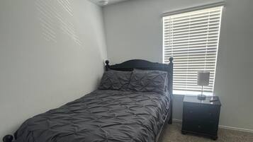3 habitaciones, tabla de planchar con plancha, wifi y ropa de cama