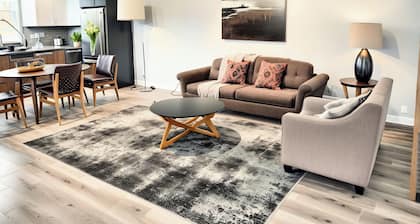 Prime Hollywood 2BR Urban Stay – Complimentary AC & Parking
