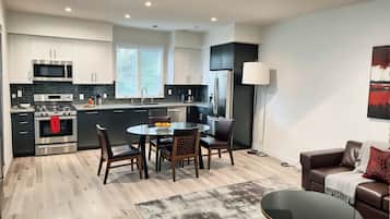 Refrigerador, microondas, horno y parrilla de estufa