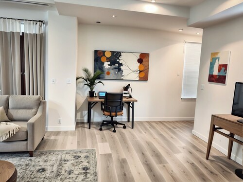 Prime Hollywood 2BR Urban Stay – Complimentary AC & Parking