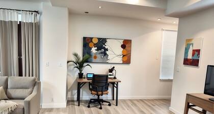 Prime Hollywood 2BR Urban Stay – Complimentary AC & Parking