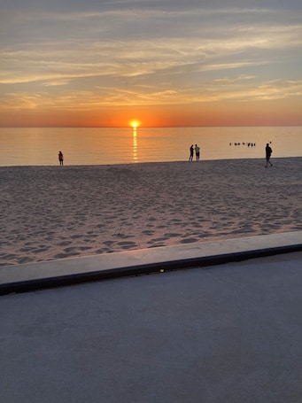 Beach. Charming 1-bedroom building in Interlochen