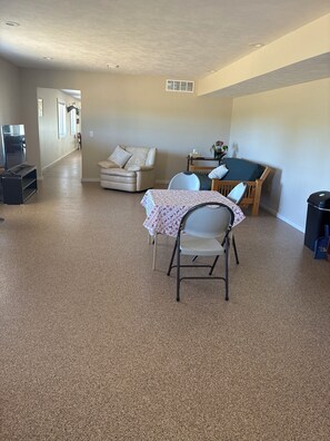 Interior - Charming 1-bedroom building in Interlochen (Interlochen)