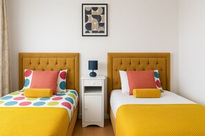 3 bedrooms, free WiFi, bed sheets - House - Sleeps 7 - Pet Friendly - Garden - Parking (Sittingbourne)
