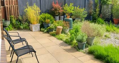 House - Sleeps 7 - Pet Friendly - Garden - Parking